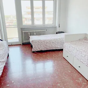Bed and breakfast Female Dormitory For Only Female, Roma